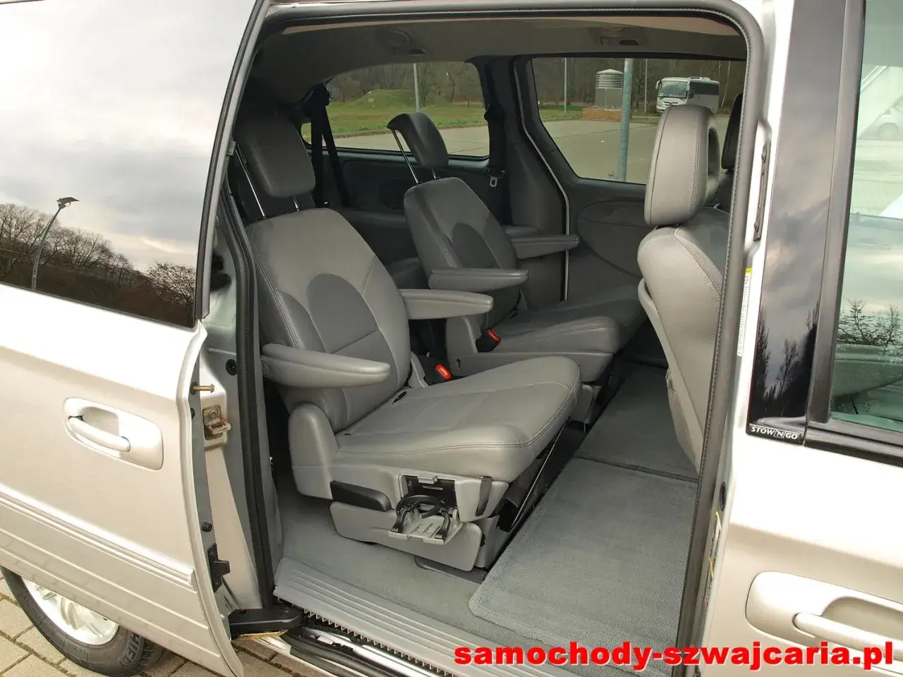 Wnętrze Chrysler Grand Voyager z wygodnymi, skórzanymi fotelami. System Stow 'n Go ułatwia aranżację przestrzeni.