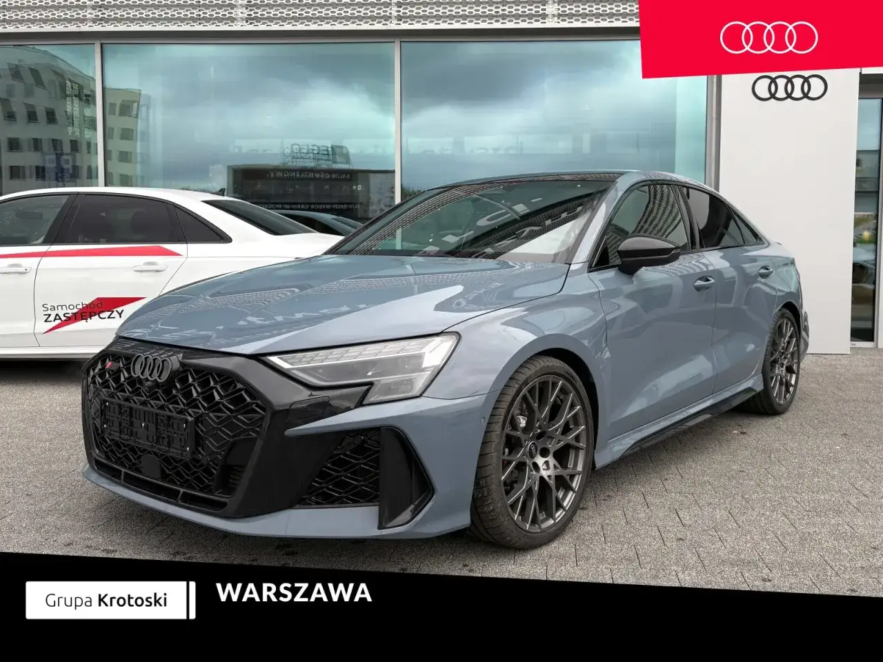 Szary Audi RS3 przed salonem w Warszawie. Sprawdź atrakcyjną audi rs3 cena.