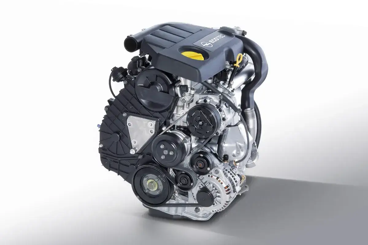Silnik Opel Astra J 1.7 CDTI z widocznym osprzętem, paskami i alternatorem.