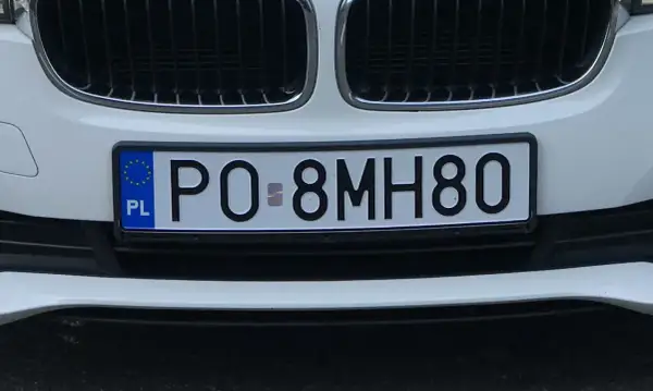 Biała BMW z tablicą rejestracyjną PO 8MH80. KSU rejestracja zakończona sukcesem.
