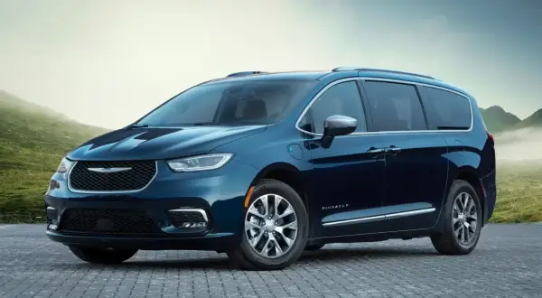 Granatowy Chrysler Pacifica Pinnacle. Sprawdź jego imponujące chrysler pacifica wymiary, idealne na rodzinne podróże.