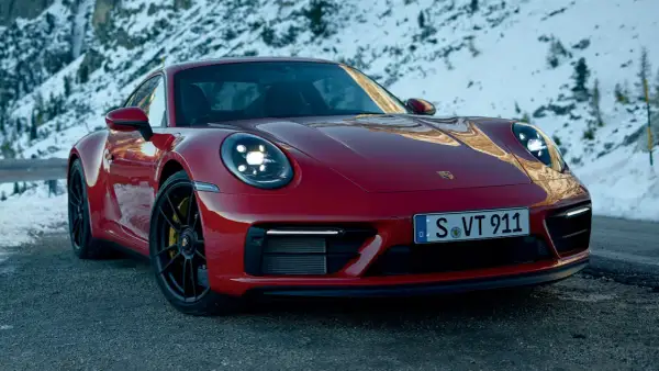 Czerwone Porsche GTS 911 na tle ośnieżonych gór.
