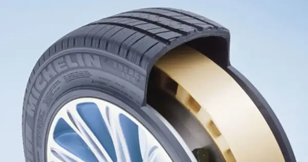 Przekrój opony Michelin z żółtym wzmocnieniem, zapewniającym jazdę typu runflat nawet po przebiciu.