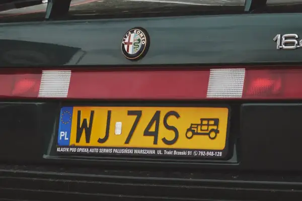 Zielona Alfa Romeo 164 z tablicą rejestracyjną WJ-74S. Klasyk pod opieką.