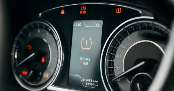 Kontrolka ciśnienia opon TPMS na desce rozdzielczej samochodu.