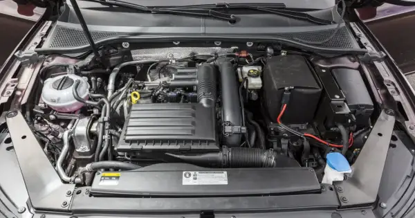 Silnik 1.4 TSI z widocznym zbiorniczkiem płynu chłodniczego, skrzynką bezpieczników i elementami układu dolotowego.