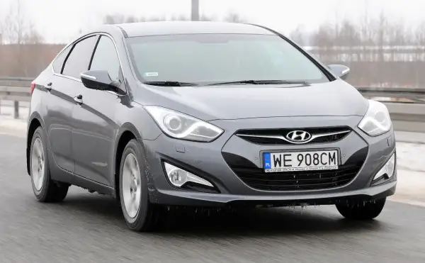 Szary Hyundai i40 na drodze. Kierowca zadowolony z jazdy, potwierdzają to pozytywne hyundai i40 opinie.
