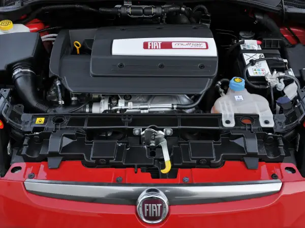 Silnik MultiAir Turbo w czerwonym Fiat Punto Grande.
