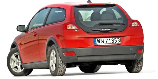 Czerwony volvo hatchback C30 z polskimi tablicami rejestracyjnymi WN 71853, widok od tyłu.