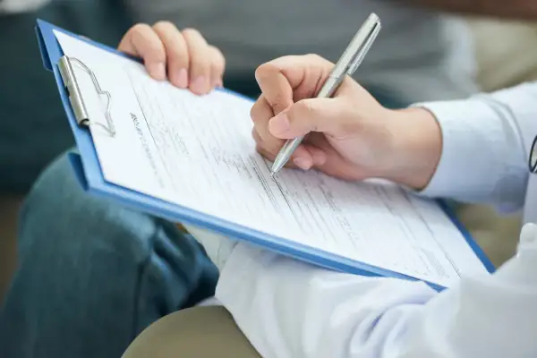 Osoba wypełnia formularz, który może być oświadczeniem o zagubieniu dowodu rejestracyjnego.