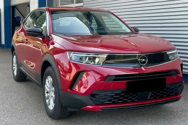 Czerwony Vauxhall Mokka lśni w słońcu, gotowy na miejskie przygody.