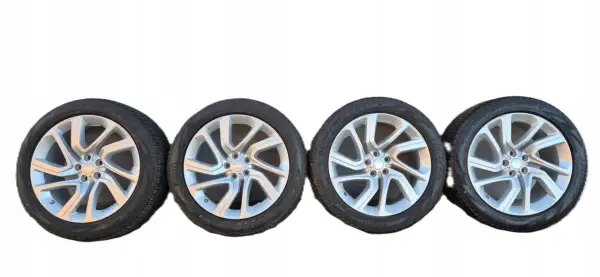 Cztery felgi aluminiowe do Range Rover Vogue z oponami Pirelli Scorpion Zero.