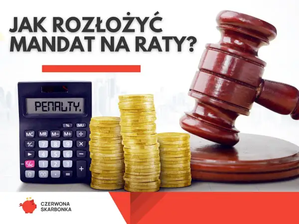 Młotek sędziowski, stos monet i kalkulator z napisem "PENALTY." sugerują, jak rozłożyć mandat na raty.