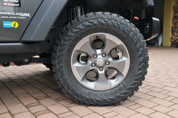 Koło terenowe Jeep Wrangler JK Unlimited z oponą Yokohama Geolandar M/T na felgach w wersji limited.