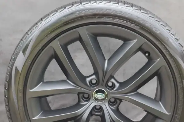 Felga do Range Rover Autobiography z oponą Pirelli Scorpion Zero All Season.