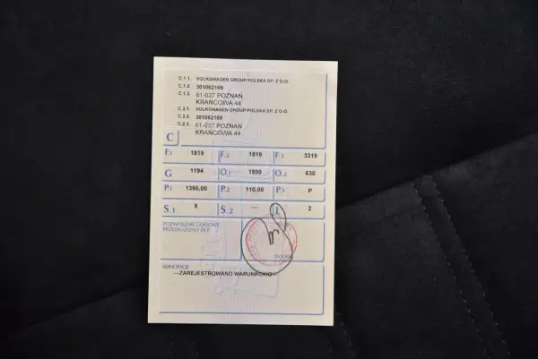 Dokument z danymi pojazdu i pieczęcią, wyglądający jak tymczasowy dowód rejestracyjny.