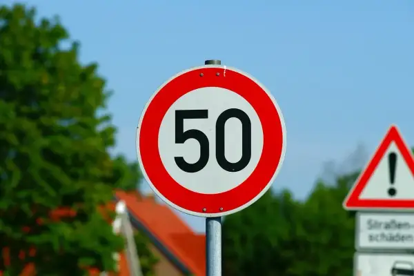 Znak ograniczenia prędkości do 50 km/h. Uważaj, przekroczenie prędkości o 50 km/h to mandat!