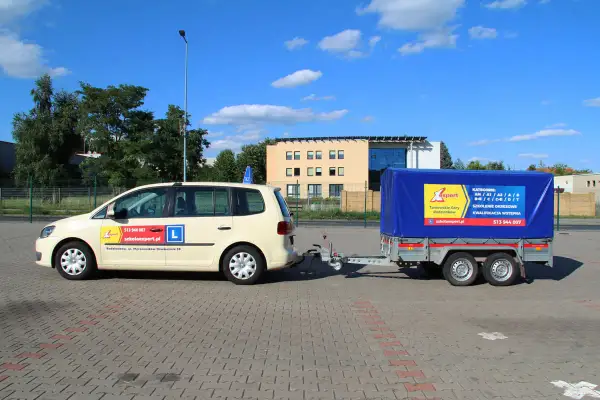 Samochód nauki jazdy z przyczepą, gotowy do egzaminu na prawo jazdy kategorii B+E. Kod 96 na przyczepie.