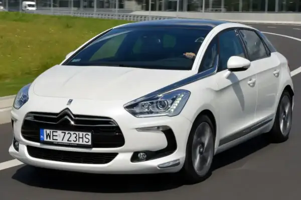 Biały Citroen DS5 na drodze. Wiele osób szuka **Citroen DS5 opinie** przed zakupem.
