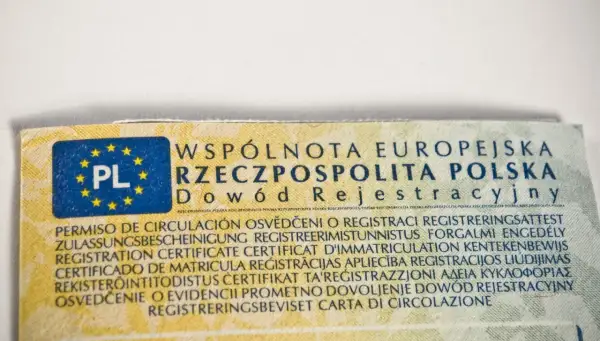 Fragment dowodu rejestracyjnego z napisem "Wspólnota Europejska Rzeczpospolita Polska Dowód Rejestracyjny". Widoczny symbol PL.
