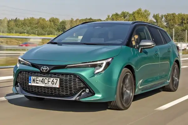 Zielona Toyota Corolla kombi w ruchu. Sprawdź aktualną toyota corolla cena i wybierz swój wymarzony model.