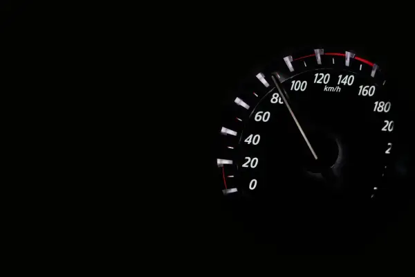 Prędkościomierz pokazuje 100 km/h. To przekroczenie prędkości o 20 km/h ponad dopuszczalną normę.