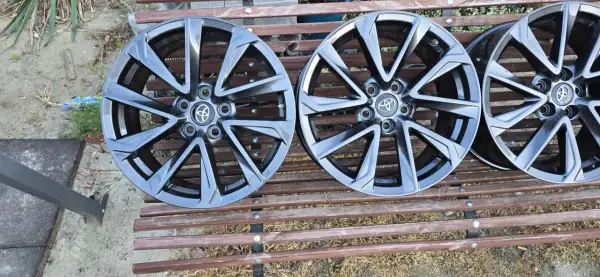 Felgi do Toyota Corolla GR Sport, błyszczące, ciemnoszare, z charakterystycznym wzorem.