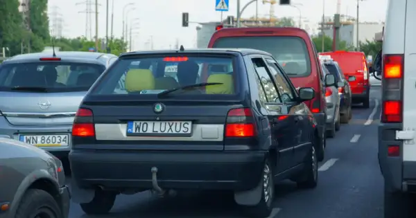 Korek uliczny, gdzie widać samochody z indywidualnymi tablicami rejestracyjnymi, np. "WO LUXUS".