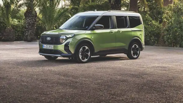 Nowy zielony Ford Tourneo Connect, jeden z wielu ciekawych ford modele, zaparkowany na tle palm.