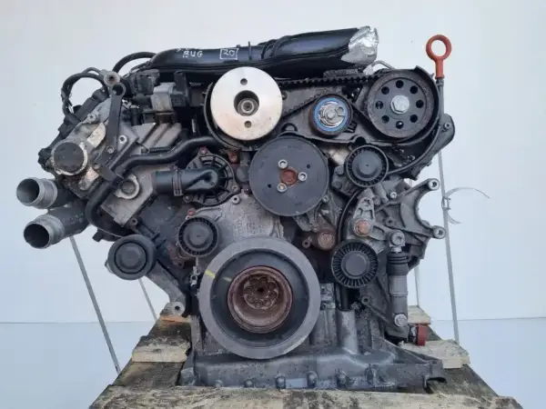 Silnik 3.0 TDI z widocznym paskiem rozrządu i kołami pasowymi. Gotowy do montażu w Twoim aucie.