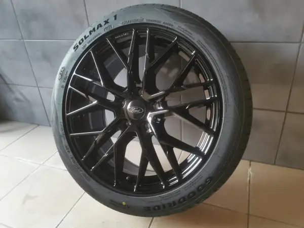 Czarna felga Ford Vignale z oponą Goodride na szarym tle.