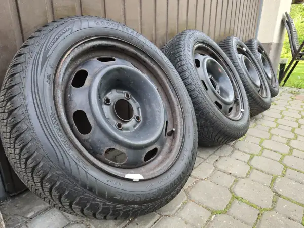 Cztery koła zimowe Goodyear Vector 4Seasons do Citroen C2 VTR, rozmiar 185/55R15, na stalowych felgach.