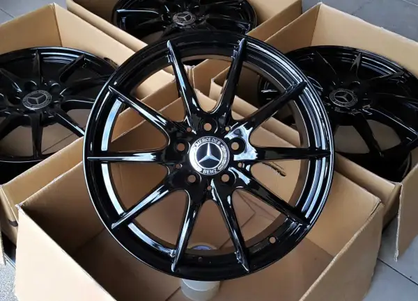 Błyszczące, czarne felgi do Mercedesa GLA 220 w kartonach.