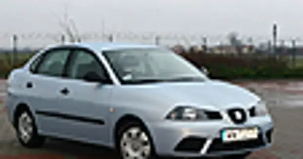 Jasnosrebrny Seat Cordoba stoi na parkingu.