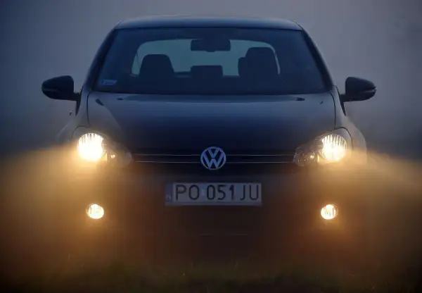 Volkswagen z włączonymi światłami przeciwmgielnymi przednimi, gotowy do jazdy w mgle.