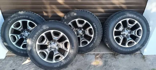 Cztery koła do Jeep Cherokee Trailhawk z felgami i oponami Firestone Destination A/T.