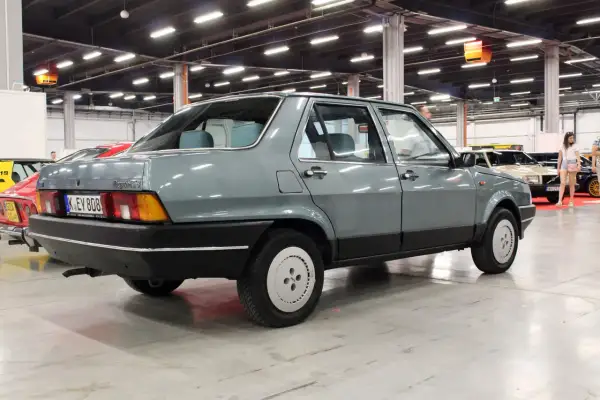 Szary Fiat Regata z lat 80. na wystawie samochodowej.