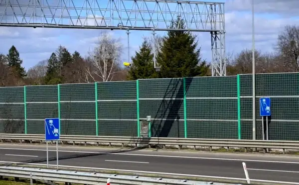 Znak informuje o odcinkowym pomiarze prędkości S7. Uważaj na kamery!