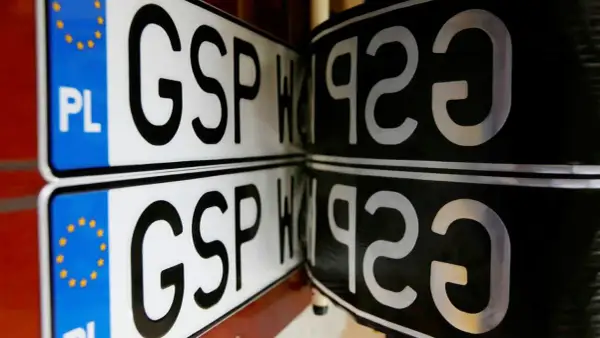 Dwie tablice rejestracyjne z napisem GSP. Jedna z nich ma niebieski pasek z gwiazdkami UE i literami PL.