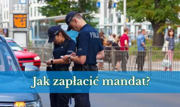 Dwóch policjantów w mundurach dyskutuje, jak zapłacić mandat online. W tle widać ruchliwą ulicę i przechodniów.