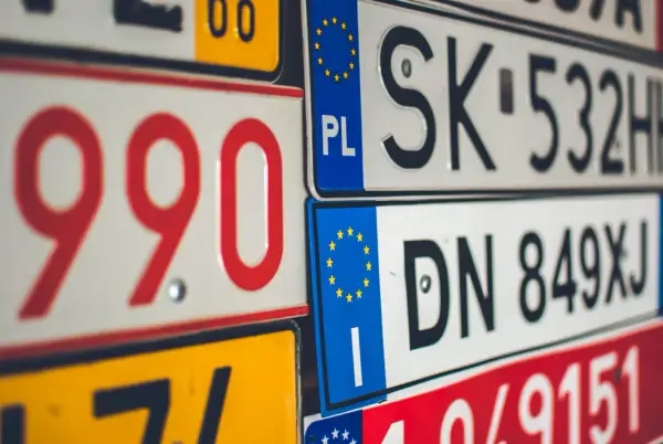 Kolekcja tablic rejestracyjnych państw Unii Europejskiej i innych krajów. Widoczne numery PL, SK, DN.