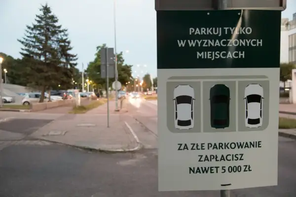 Znak informuje: "Parkuj tylko w wyznaczonych miejscach. Za złe parkowanie zapłacisz nawet 5000 zł".