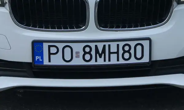 Co to za rejestracja? Biała tablica z niebieskim paskiem UE i literami "PL". Numer rejestracyjny to PO 8MH80.